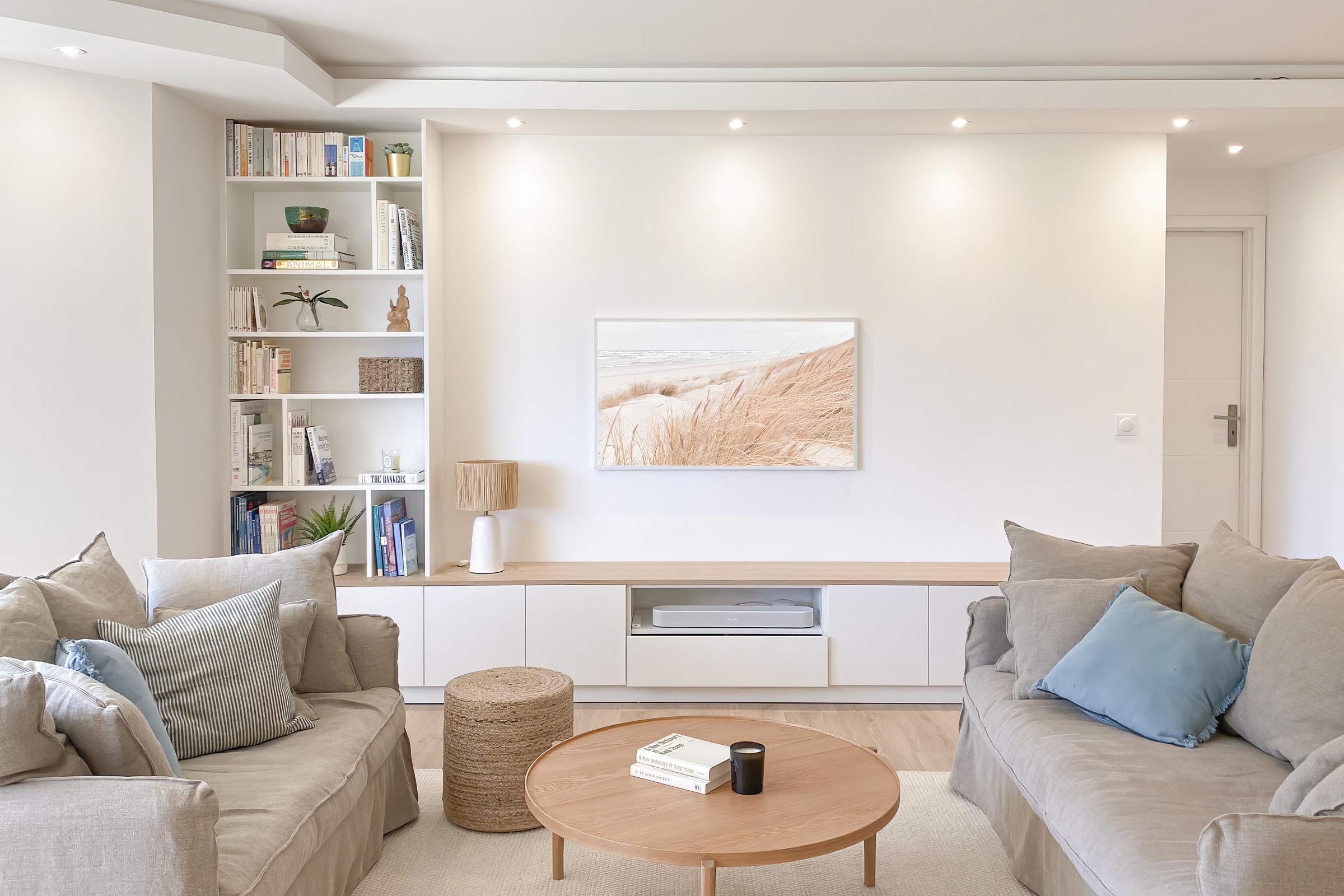 ELEGANCE ARCHITECTE D'INTERIEUR JENNIFER FAUCHART RENOVATION APARTEMENT BORD DE MER SUR MESURE ANTIBES CANNES MOUGINS MOUANS SARTOUX VUE BIBLIOTHEQUE SUR MESURE SALON