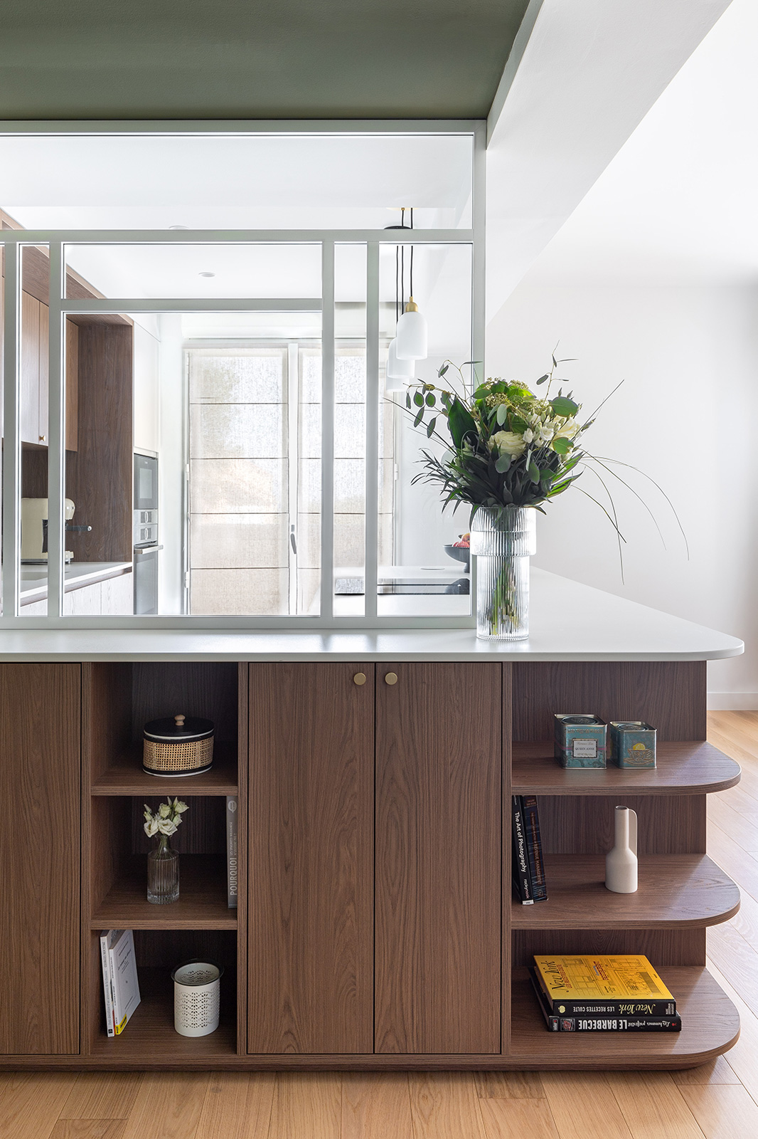 Meuble sur mesure adossé à l’îlot, conçu pour séparer l’entrée et optimiser le rangement dans une cuisine rénovée à Antibes, Alpes-Maritimes