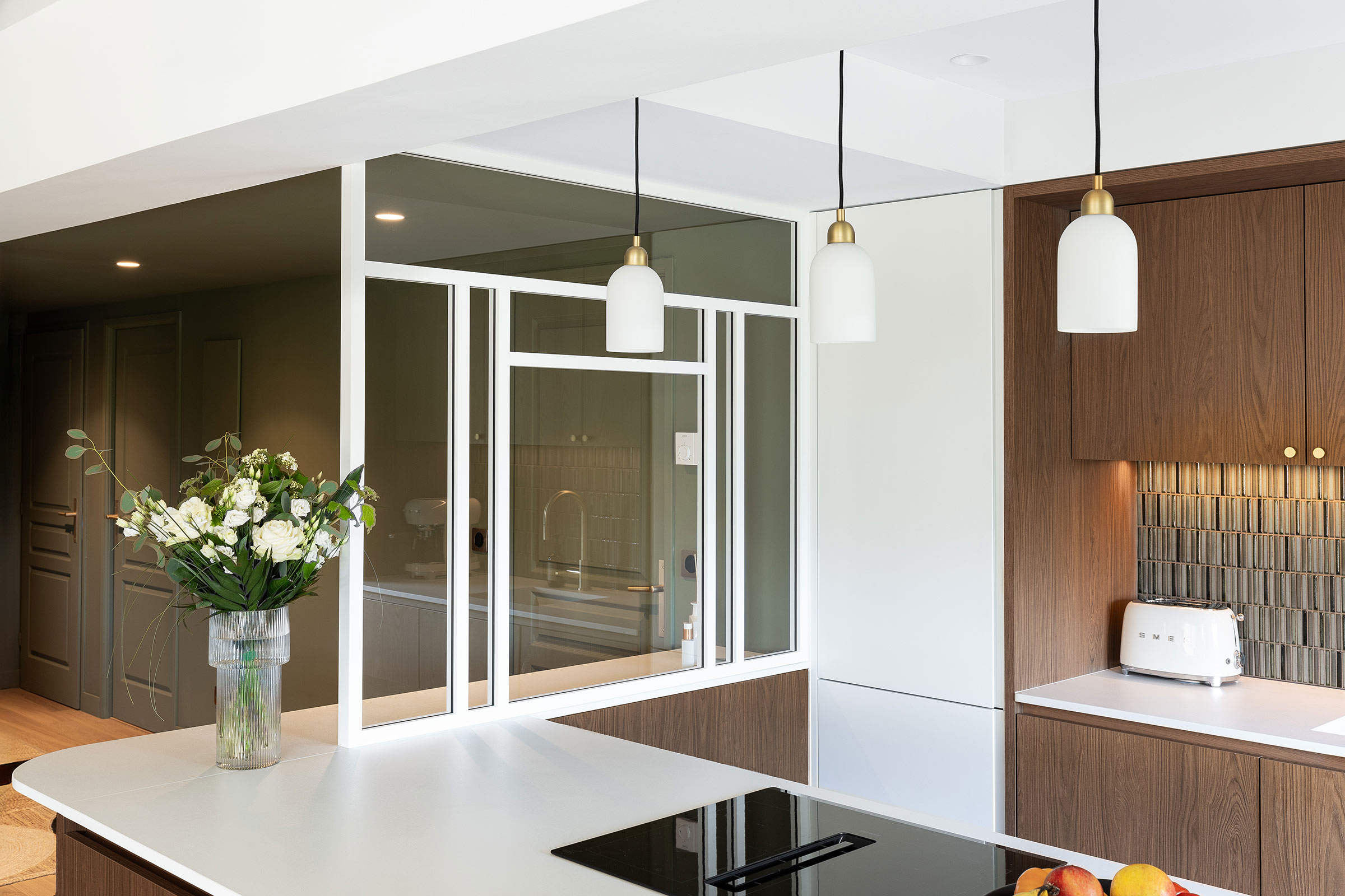Cuisine rénovée sur mesure à Antibes – plan de travail en Dekton, verrière artisanale et façades en bois haut de gamme