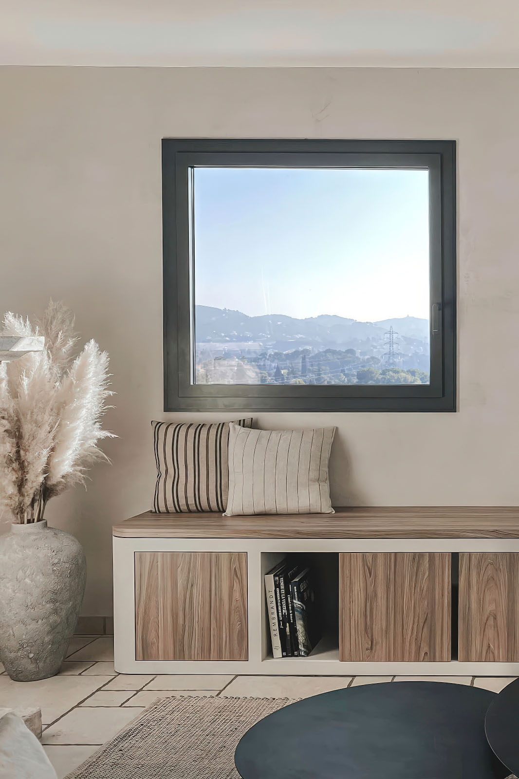 Meuble TV sur mesure avec assise dans un salon méditerranéen à Mougins