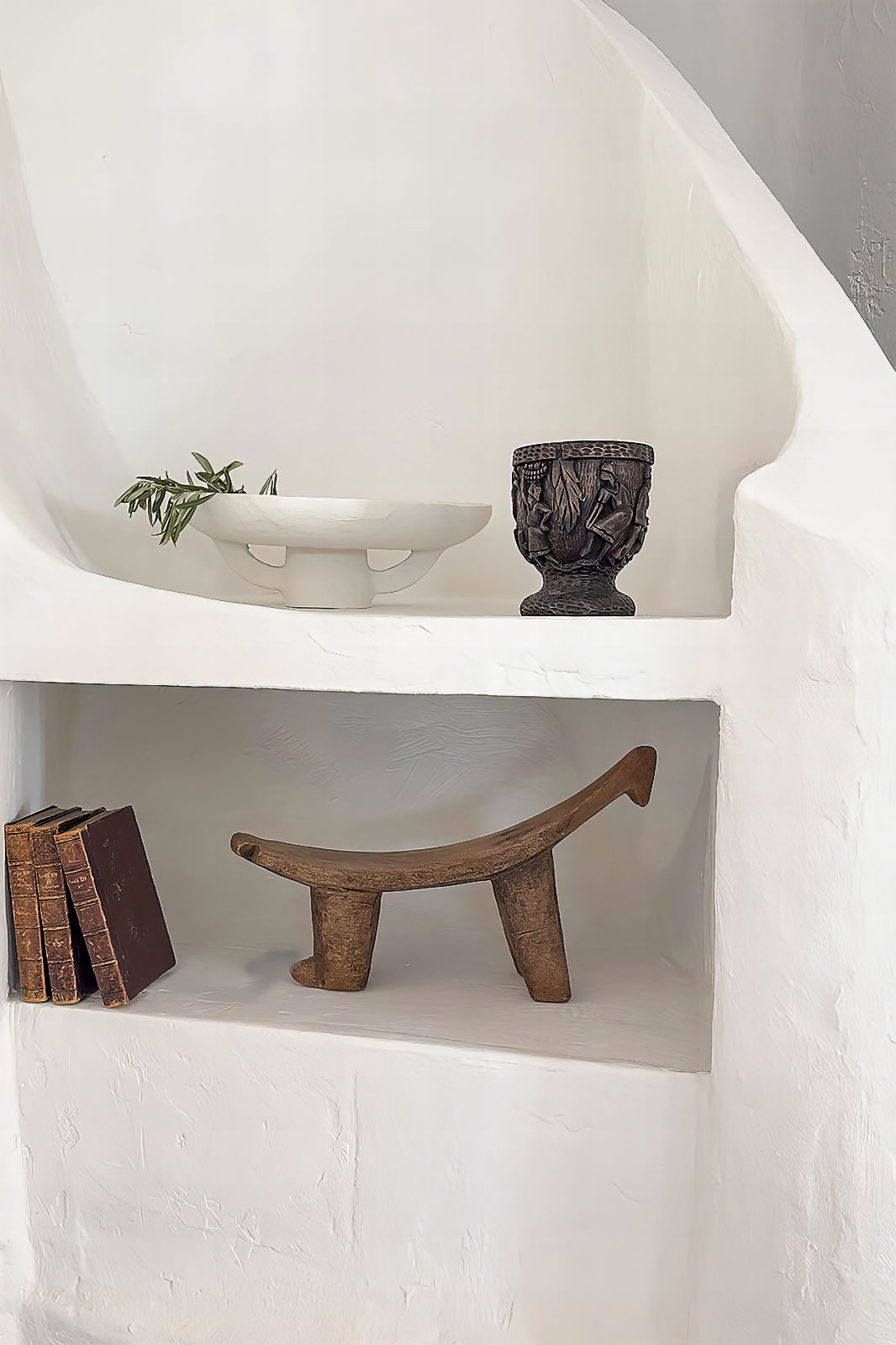 Salon avec cheminée sculptée organique - Villa Jacques Couelle Côte d'Azur