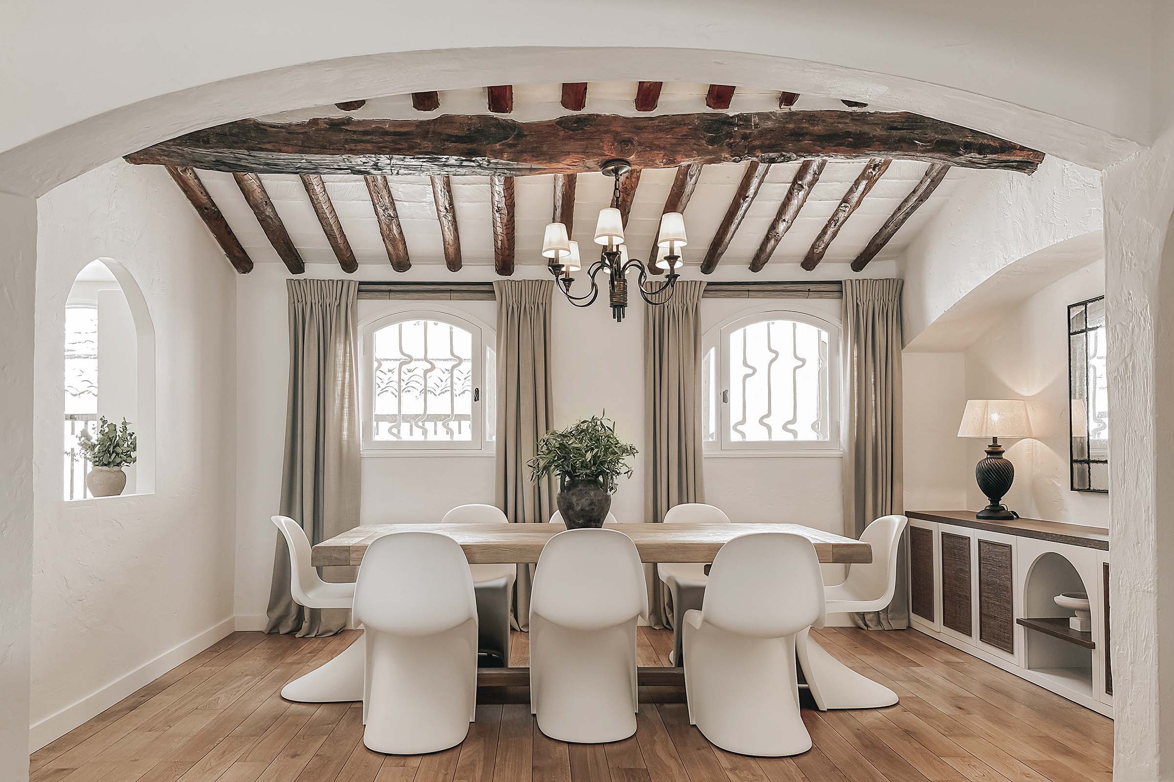 Salle à manger avec poutres anciennes apparentes - Villa Jacques Couelle Côte d'Azur