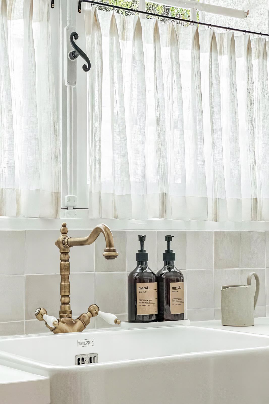 Cuisine sur mesure évier timbre et robinetterie en laiton