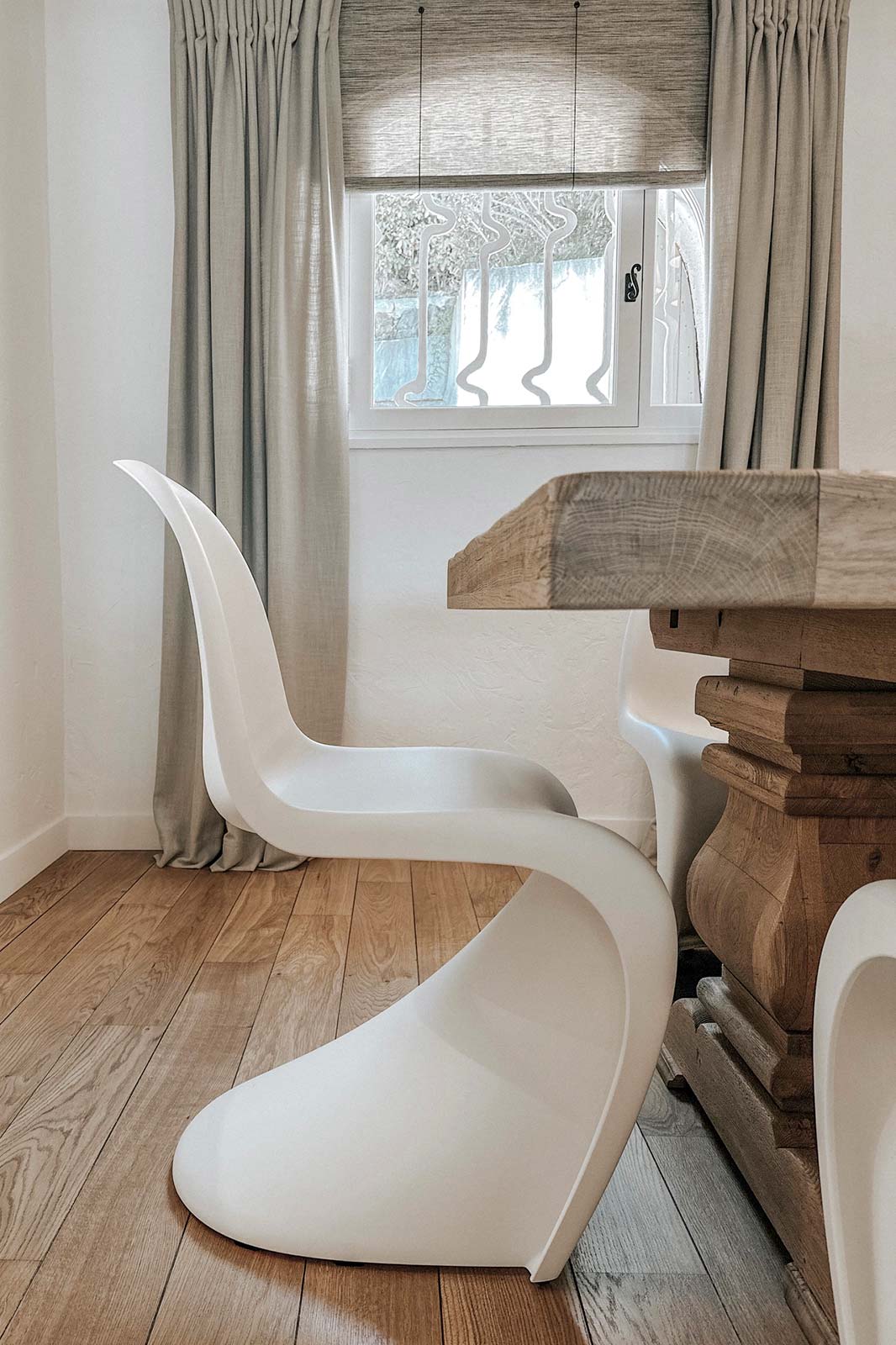 Coin repas villa Jacques Couelle - Chaise Panton et table monastère en chêne massif